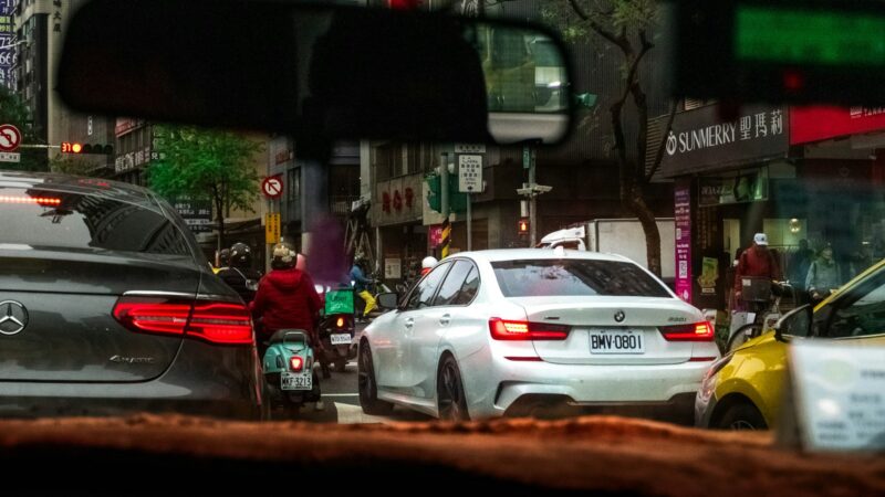 Vairuotojų nesutarimai dėl „užtrauktuko“ taisyklės: sužinokite, kada gali grėsti nemalonios pasekmės