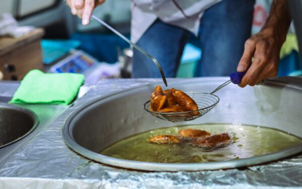 Paprasta taisyklė, kuri gelbsti vamzdžius: sužinokite, kodėl negalima pilti aliejaus į kriauklę