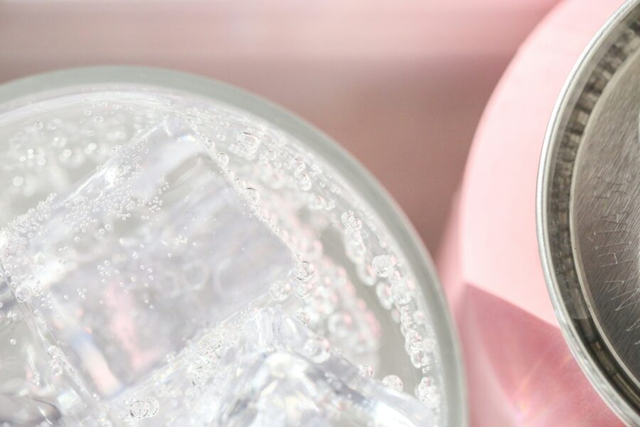 Kava nebėra vienintelė išeitis: gazuotas vanduo siejamas su geresniu dėmesingumu