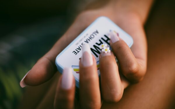 Elegantiška ir universali tendencija: perlamutrinis manikiūras užkariauja pavasarį