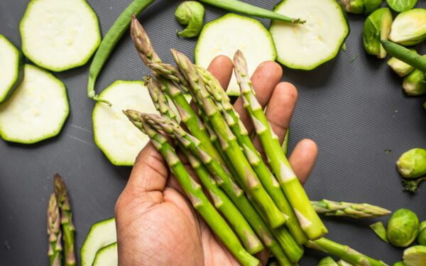 Šparagų sezonas: šefų patarimai, kaip juos tinkamai paruošti ir išgauti sodriausią skonį