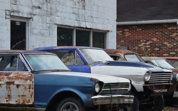 Istorinių automobilių vairuotojai sukluskite: pokyčiai jau svarstomi, ar neprarasite privilegijų