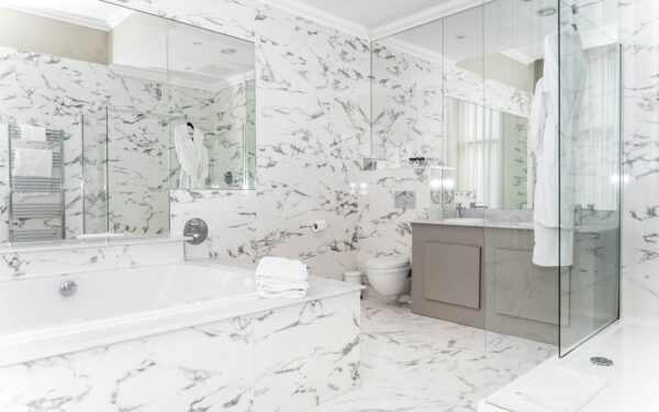 Paprastas triukas iš viešbučių: vos vienas pokytis ir vonios plytelės atrodys kaip naujos