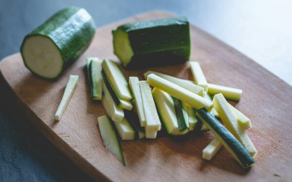 Nauda, vartojimas ir galimi pavojai: specialistai atskleidžia, ką reikia žinoti prieš valgant žalią cukiniją