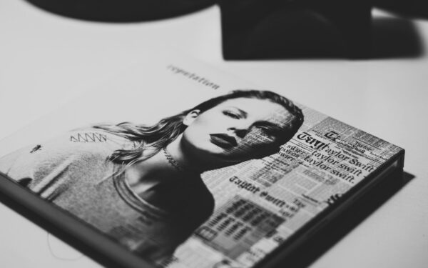 Taylor Swift sukėlė ažiotažą: jos balta suknelė taps 2026 metų vasaros hitu