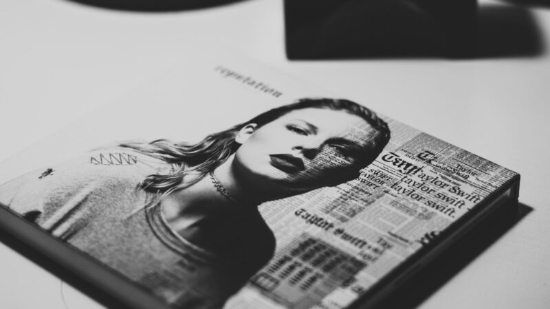 Taylor Swift sukėlė ažiotažą: jos balta suknelė taps 2026 metų vasaros hitu
