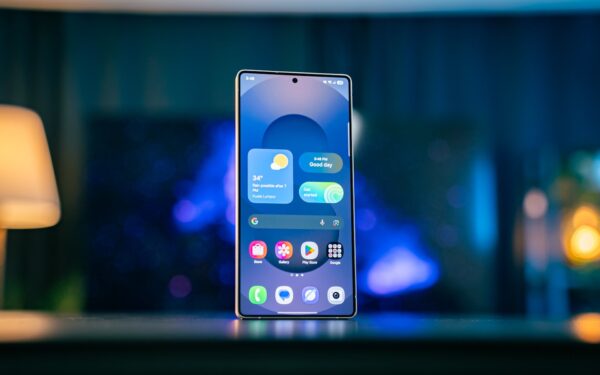 Išmaniųjų telefonų gamintojai mums meluoja? Mitas apie ekranus, kuriuo tiki daugelis