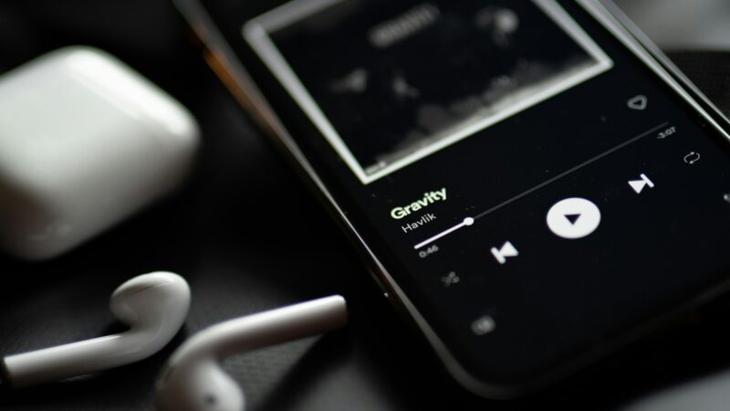 „Spotify“ pristatė „Bookshop.org“ integraciją: daugiau būdų skaityti ir klausyti knygas