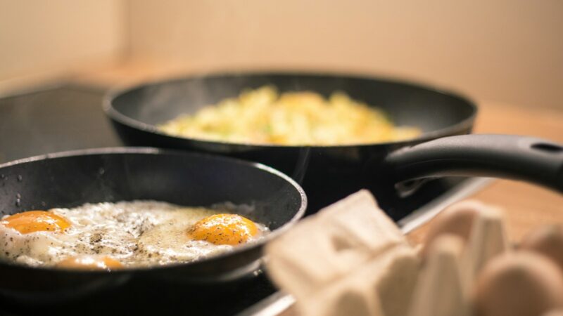 Šilkinė kiaušinienė be pastangų: vienas paprastas ingredientas, kuris daro stebuklus