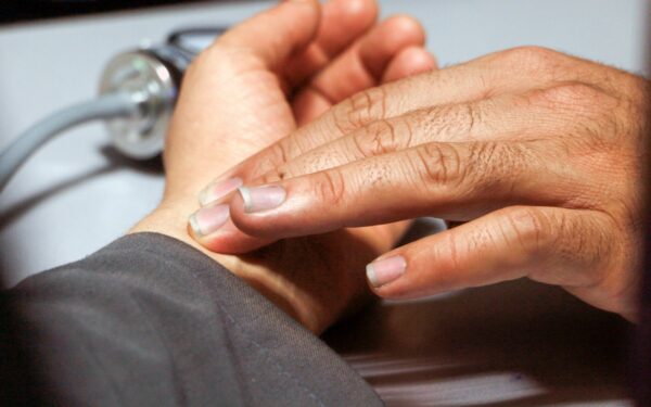 Lenta ir pritūpimas prie sienos: du paprasti pratimai gali sumažinti kraujospūdį per 4 savaites