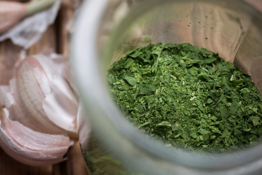 Petražolės laikymas: tinkamos sąlygos ir paprastas triukas, kaip atgaivinti suvytusias žoleles