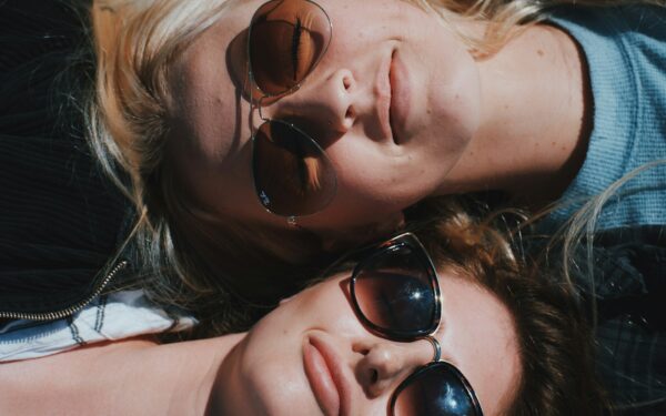 Akiniai nuo saulės ne tik mada: šis įprotis atrodo nekaltas, bet gali baigtis rimtomis problemomis