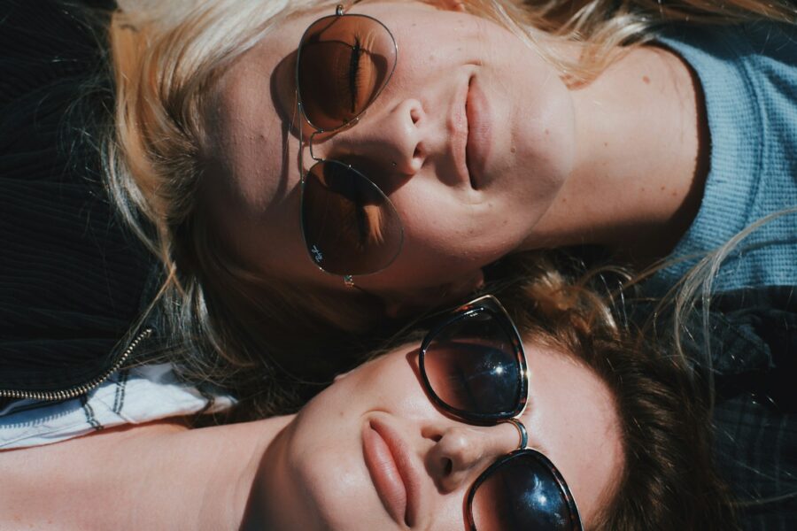 Akiniai nuo saulės ne tik mada: šis įprotis atrodo nekaltas, bet gali baigtis rimtomis problemomis