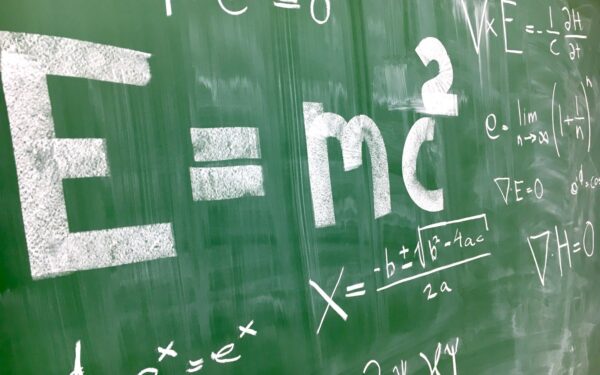 Didžiausias fizikos galvosūkis istorijoje: kodėl Visata vis dar nepasiduoda vienai formulei?