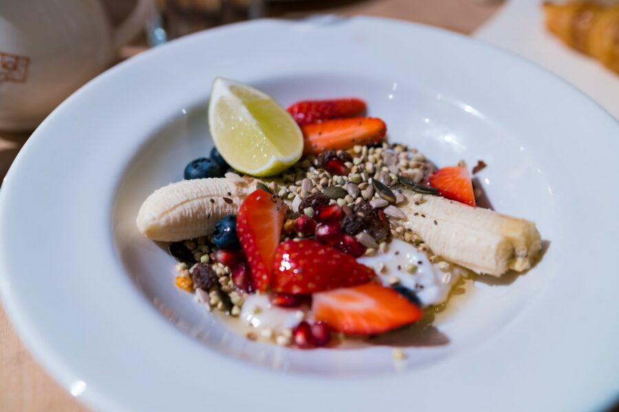 Kardiologų rekomenduojami pusryčiai: sužinokite, kodėl ryte verta rinktis jogurtą su riešutais