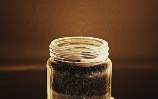 Svarbi detalė, kurią pamiršta daugelis: sužinokite, kaip teisingai išrūšiuoti stiklainius ir jų dangtelius