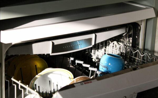 Indaplovės gudrybės: sužinokite, kaip užtikrinti sausesnius indus ir technikos ilgaamžiškumą