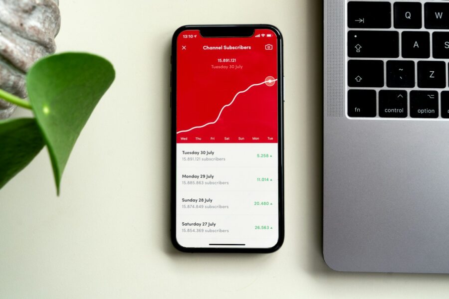 Klaida erzina vis daugiau žmonių: „YouTube“ pradėjo prasukti vaizdo įrašus ir praleisti svarbias vietas