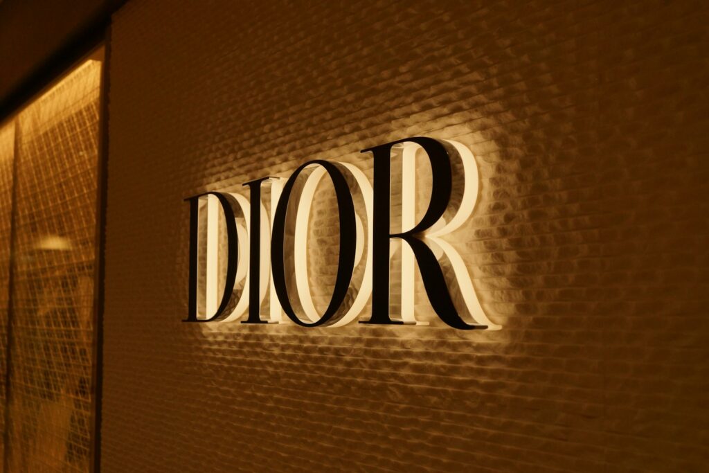 Dior mados ženklas. Unsplash nuotr.