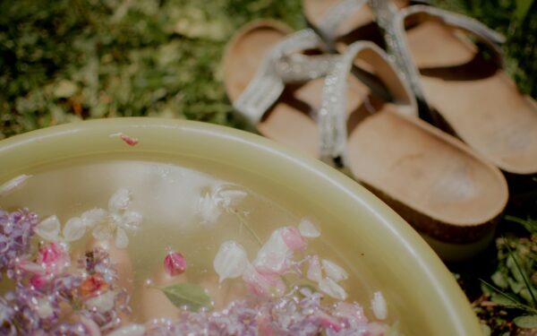 Minkštesni kulnai per kelias dienas: patarimai, ką dėti į pėdų vonelę, kad oda atsigautų