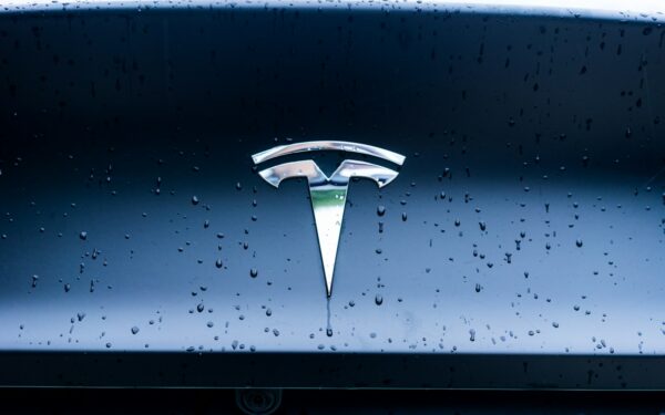 „Tesla“ svarsto naują kryptį: mažesnis elektromobilisvietoje biudžetinio modelio