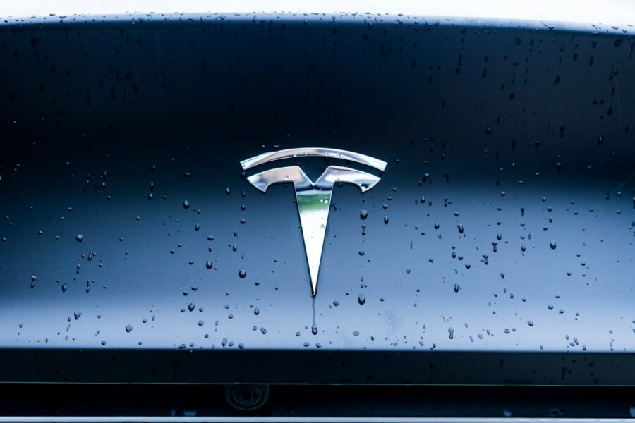 „Tesla“ svarsto naują kryptį: mažesnis elektromobilisvietoje biudžetinio modelio