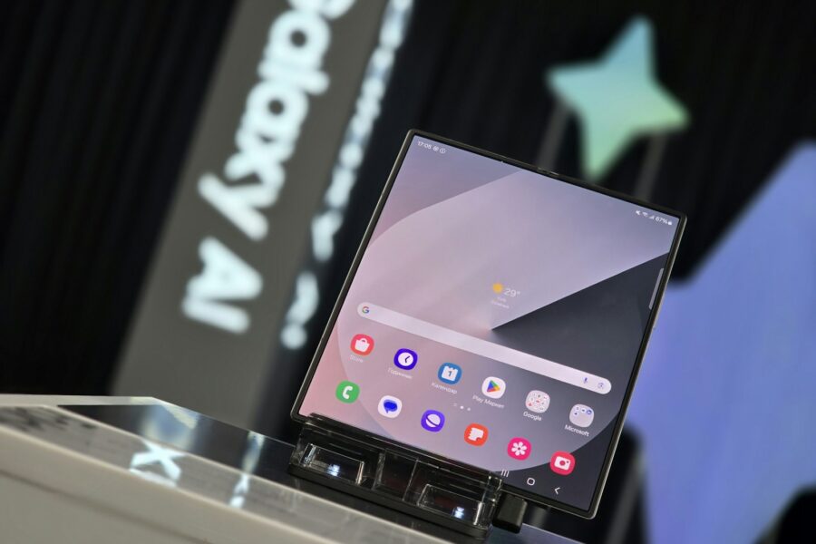 Brangiausias modelis dingsta iš parduotuvių: „Samsung“ stabdo „Galaxy Z Trifold“ prekybą