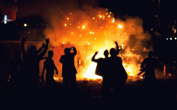 Laužas savam kieme gali brangiai kainuoti: sužinokite, kokios baudos gresia gyventojams