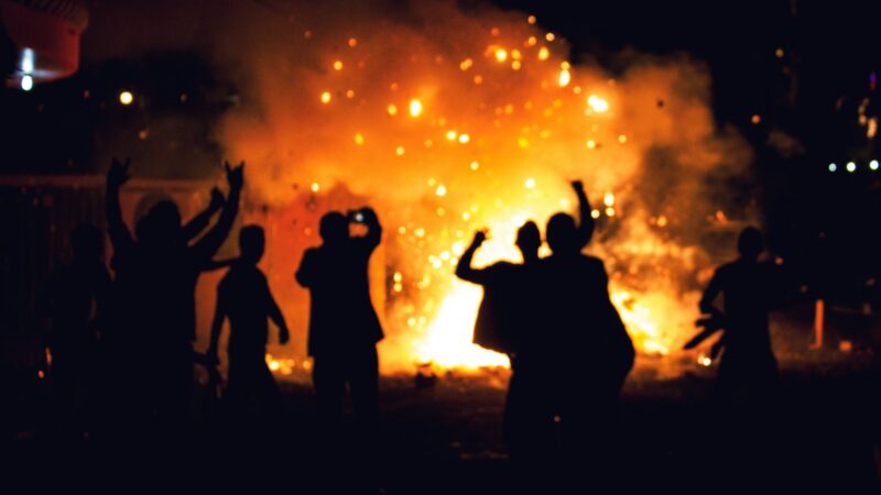 Laužas savam kieme gali brangiai kainuoti: sužinokite, kokios baudos gresia gyventojams