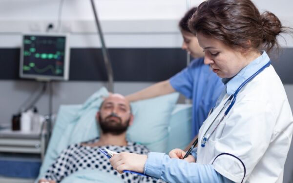 Harvardo tyrimas pribloškė: DI jau pranoksta gydytojus skubioje pagalboje, ką tai reiškia pacientams?