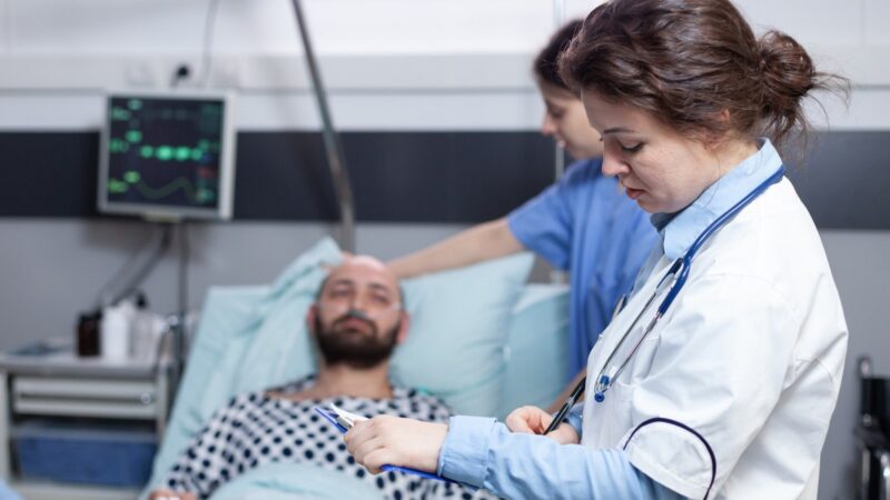 Harvardo tyrimas pribloškė: DI jau pranoksta gydytojus skubioje pagalboje, ką tai reiškia pacientams?