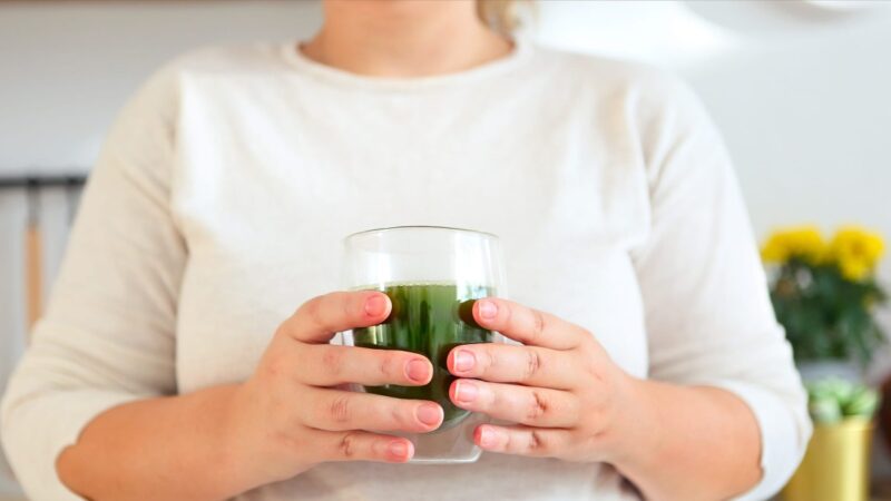 Spirulina ir chlorelė žada energiją ir sveikatą – bet ką apie šį supermaistą sako mokslas?