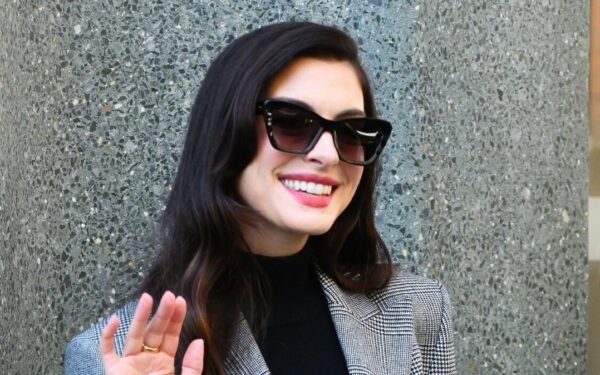 Anos Hathaway įvaizdis sukėlė diskusijas: dėmesys kostiumui, prabanga ir subtilios detalės