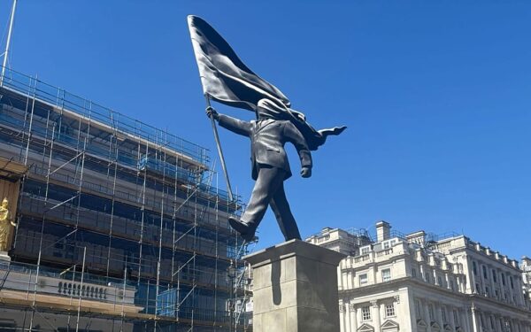 Nauja skulptūra kelia klausimų: Banksy pataikė tiesiai į politikos aktualijas, žinutė verčia sunerimti