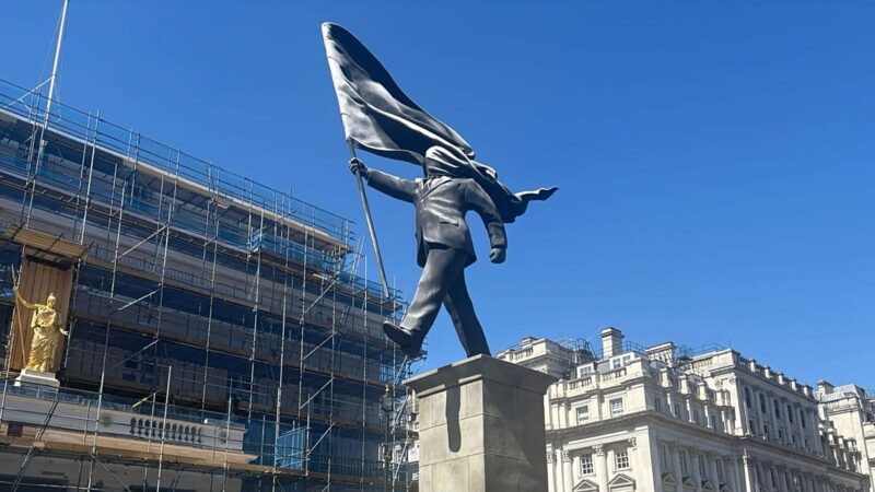 Nauja skulptūra kelia klausimų: Banksy pataikė tiesiai į politikos aktualijas, žinutė verčia sunerimti