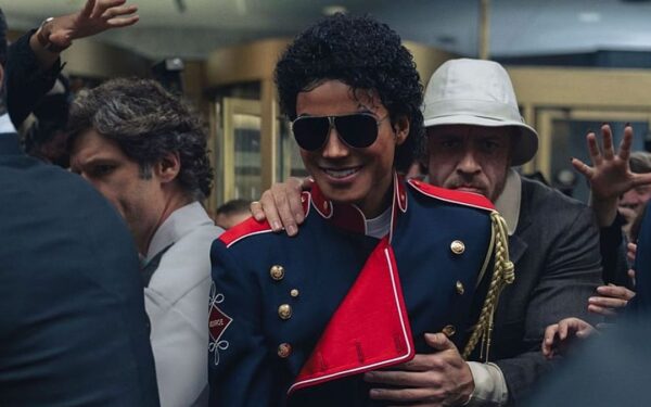 „Michael“ filmas sulaukė audringos reakcijos: ar popkaraliaus istorija per daug „išvalyta“?