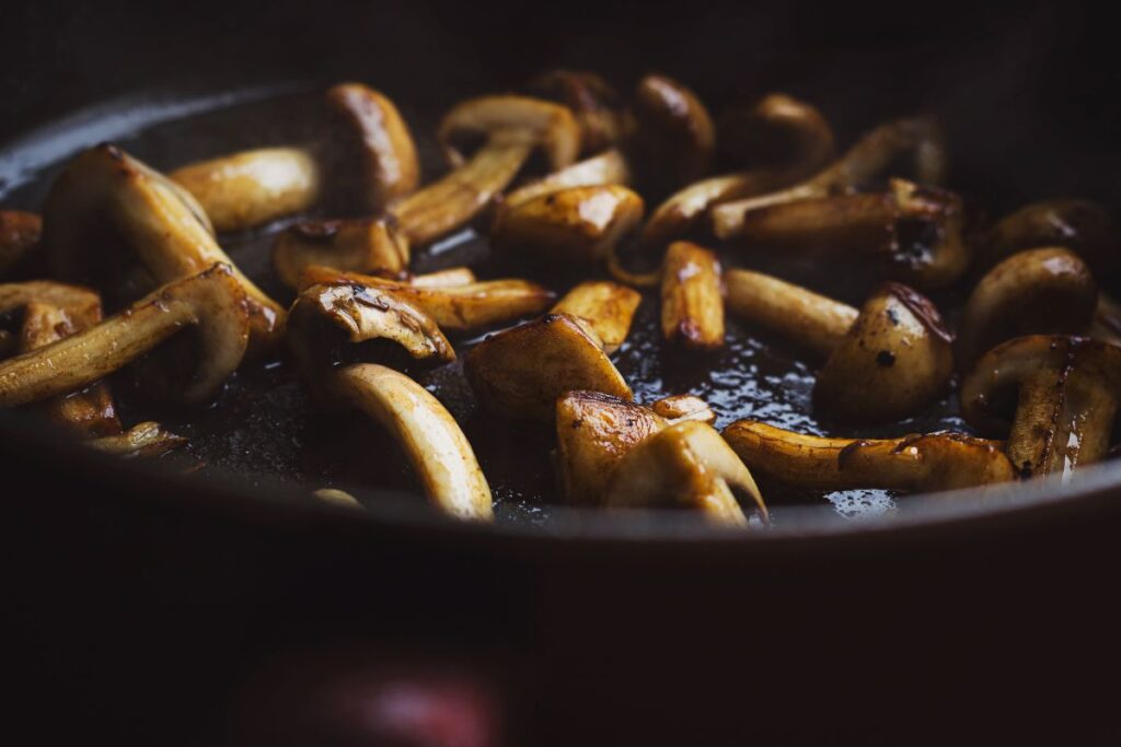 Pievagrybiai keptuvėje. Canva nuotr.