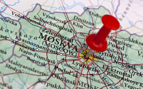 Po Ukrainos dronų smūgių – neįprastas vaizdas Maskvoje: ant dangoraižio kelia „Pancyr“