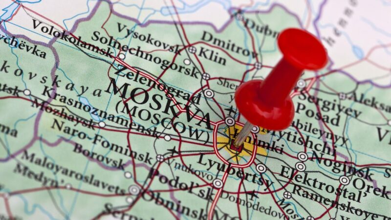 Po Ukrainos dronų smūgių – neįprastas vaizdas Maskvoje: ant dangoraižio kelia „Pancyr“
