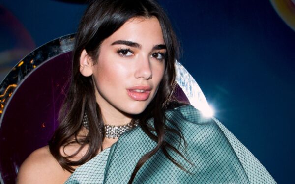 Dua Lipa kaltina „Samsung“ pasinaudojus jos veidu: prašo daugiau nei 13 mln. eurų