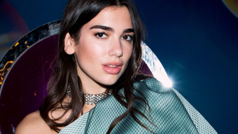 Dua Lipa kaltina „Samsung“ pasinaudojus jos veidu: prašo daugiau nei 13 mln. eurų