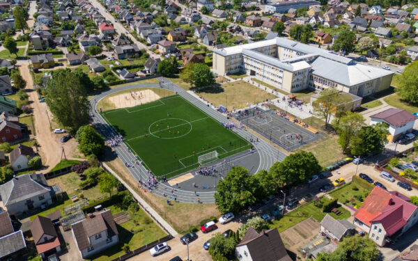 Tauragėje atidarytas daugiau nei milijoną eurų kainavęs Jovarų mokyklos stadionas: aptikti tarpukario statinių pamatai