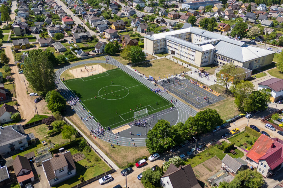 Tauragėje atidarytas daugiau nei milijoną eurų kainavęs Jovarų mokyklos stadionas: aptikti tarpukario statinių pamatai