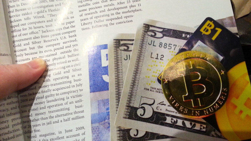 Po ilgos tylos suaktyvėjo „Satoshi eros“ bitkoinų piniginė: į brokerius perkelta apie 187 mln. eurų