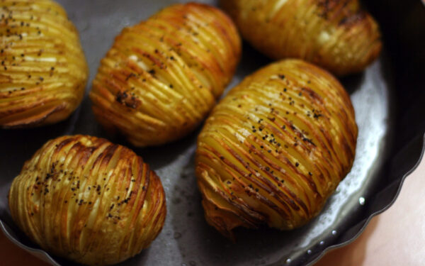 Traškiausios bulvės, kurias lengvai iškepsite namuose: „Hasselback“ paslaptis slypi įpjovimuose