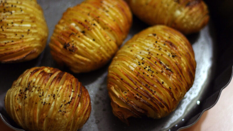 Traškiausios bulvės, kurias lengvai iškepsite namuose: „Hasselback“ paslaptis slypi įpjovimuose