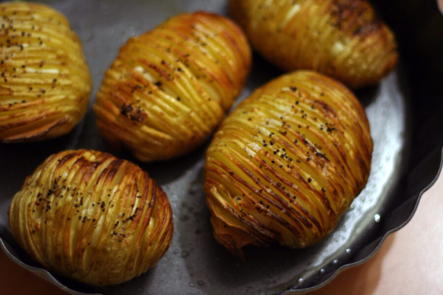 Traškiausios bulvės, kurias lengvai iškepsite namuose: „Hasselback“ paslaptis slypi įpjovimuose