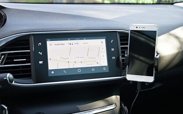 „Google“ stiprina DI automobiliuose: „Android Auto“ integruos dar daugiau „Gemini“ galimybių