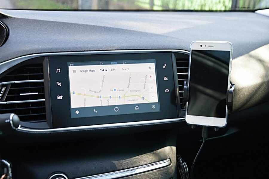 „Google“ stiprina DI automobiliuose: „Android Auto“ integruos dar daugiau „Gemini“ galimybių