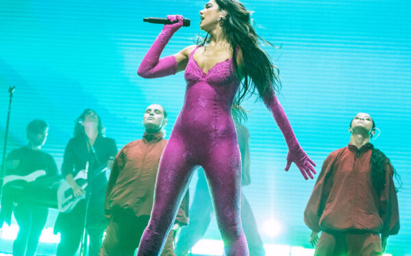 „Mano veidas buvo panaudotas be žinios“: Dua Lipa kreipėsi į teismą prieš „Samsung“